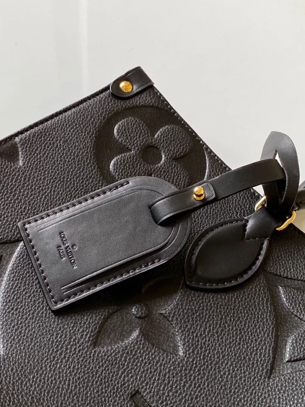 Louis Vuitton Size: 41.0 x 34.0 x 19.0 cm