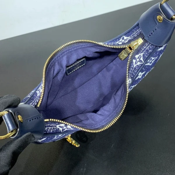 Louis Vuitton Size: 23 x 13 x 6 cm