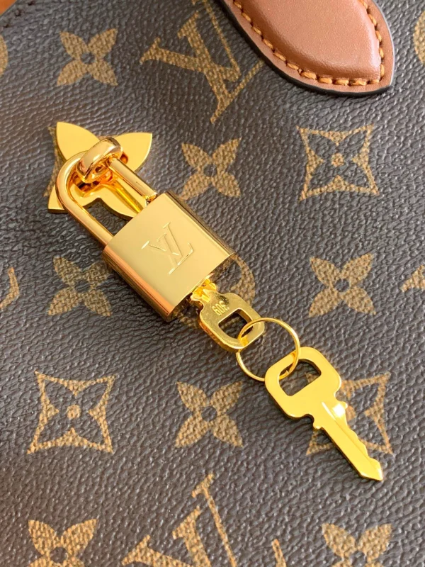 Louis Vuitton Size: 34.0 x 24.0 x 13.0 cm