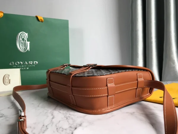 Belvdre double strip messenger bag Model: GY020098 Size: 22*17*9.5Cm