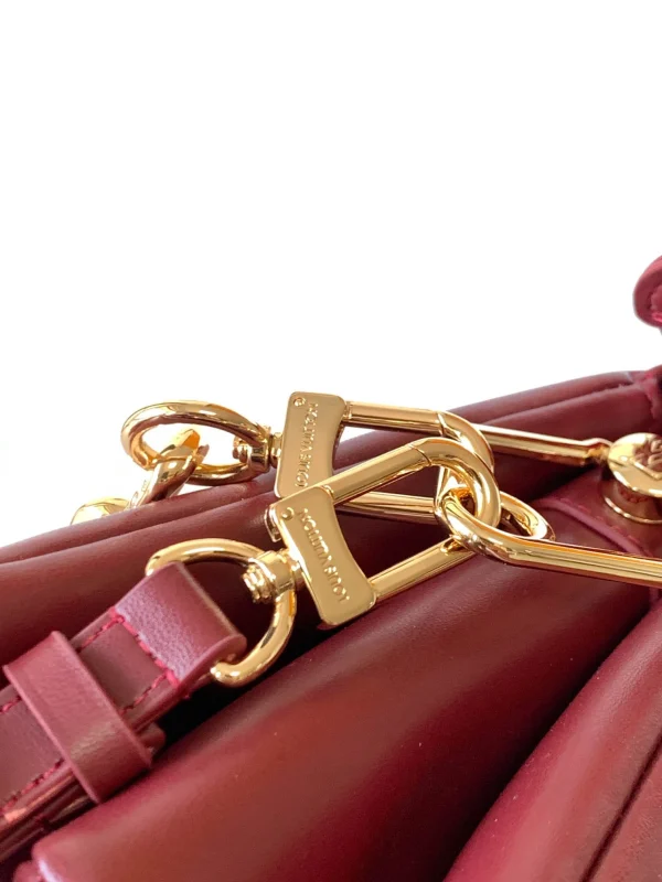 Louis Vuitton Size: 20 x 16 x 12 cm