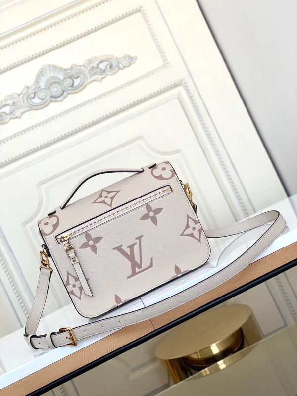 Louis Vuitton size: 25x19x7cm
