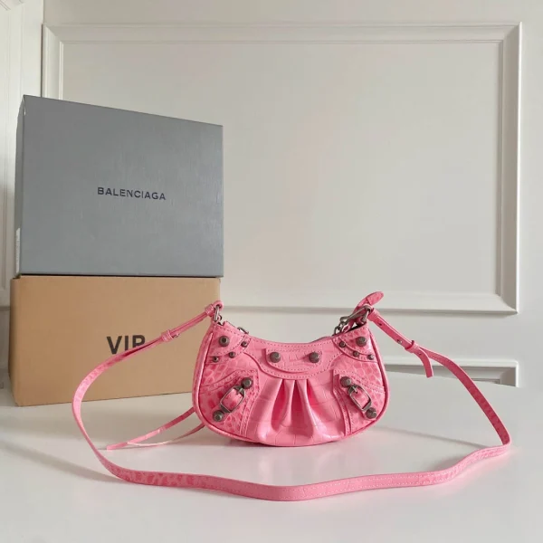 Crossbody bag Size: 20*11*4CM
