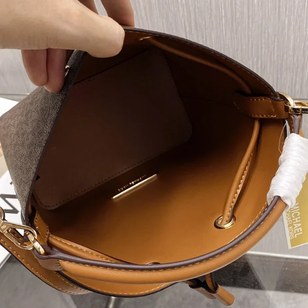 Mk Size:18cmx18cmx10cm