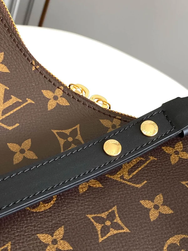Louis Vuitton Size: 29 x 16 x 9.5 cm