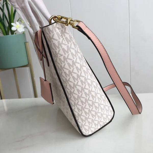 MK Sinclair Handbag Crossbody Model: 2113 Size 25m Height: 25m Width: 9*300