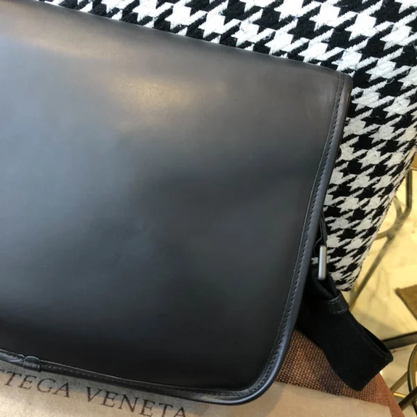 BV Briefcase Size: 32cm Black