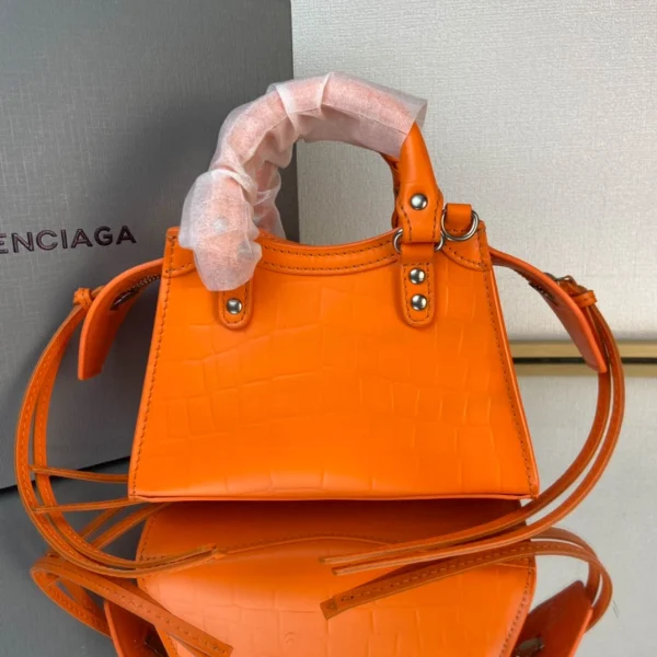 Balenciag Size: 18cm