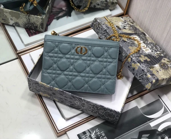 Caro Chain Clutch Size:19x14x3cm