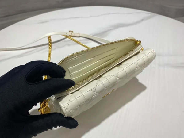 Caro Chain Clutch Size:17.5*10.5*5 cm