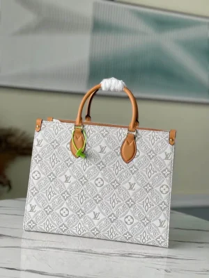 Louis Vuitton Size: 35 x 27 x 14 cm