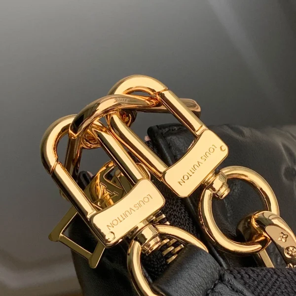 Louis Vuitton Item No.: M57790 Size: 26x20x12cm