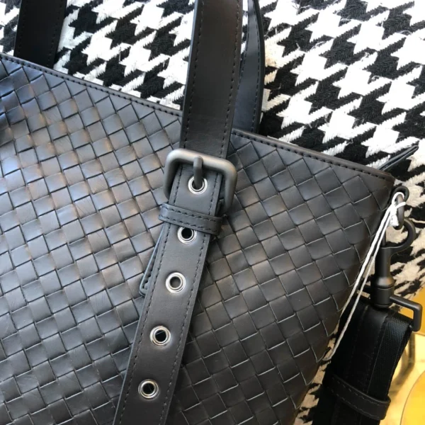 BV Briefcase Size: 30cm Black