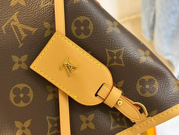 Louis Vuitton size: 29*12*24cm