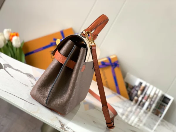 Louis Vuitton Size: 28*20*11.5cm