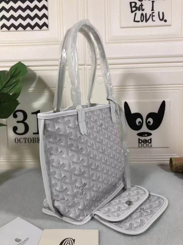 Goyard Size: 30*20cm