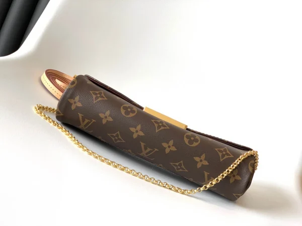 Louis Vuitton Size: 28.0 x 15.0 x 4.0 cm