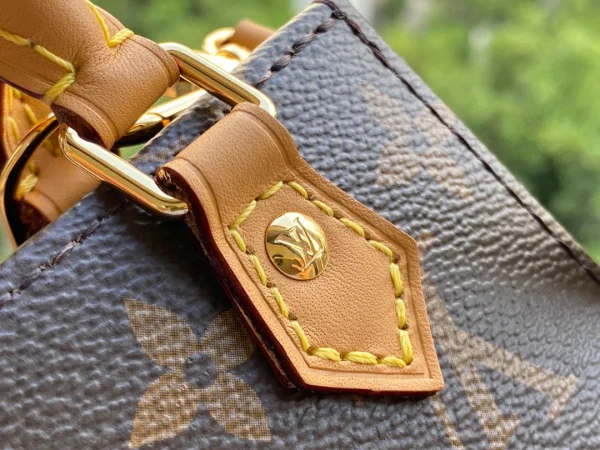Louis Vuitton Size: 14.0 x 17.0 x 5.0 cm