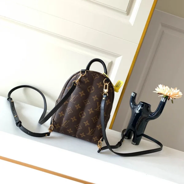 LV Model: M44873 Size 17*22*10cm