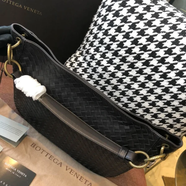 BV Briefcase Size: 33cm Black