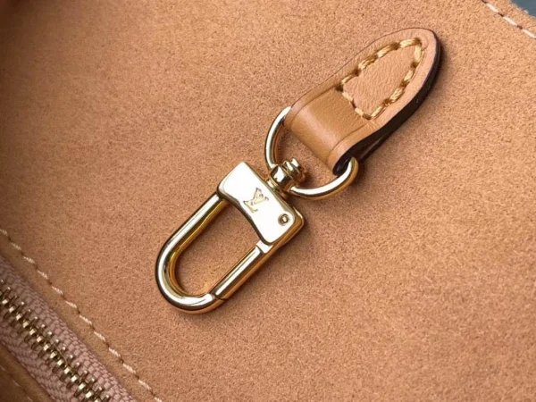 Louis Vuitton Size: 35 x 27 x 14 cm
