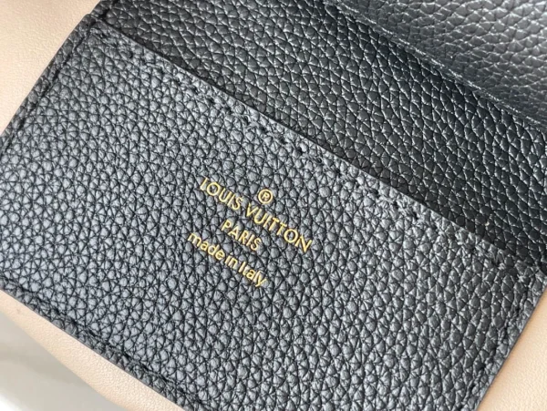 Louis Vuitton Size: 21 x 15 x 6.5 cm