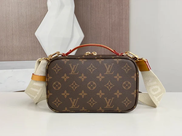 Louis Vuitton Size: 18 x 11 x 10 cm