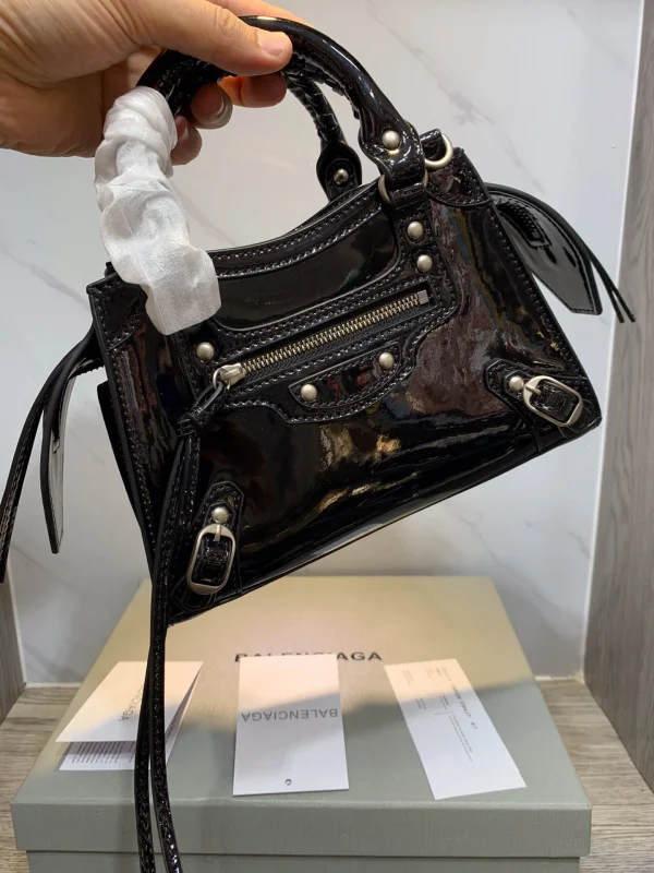 Black Size: 22cm
