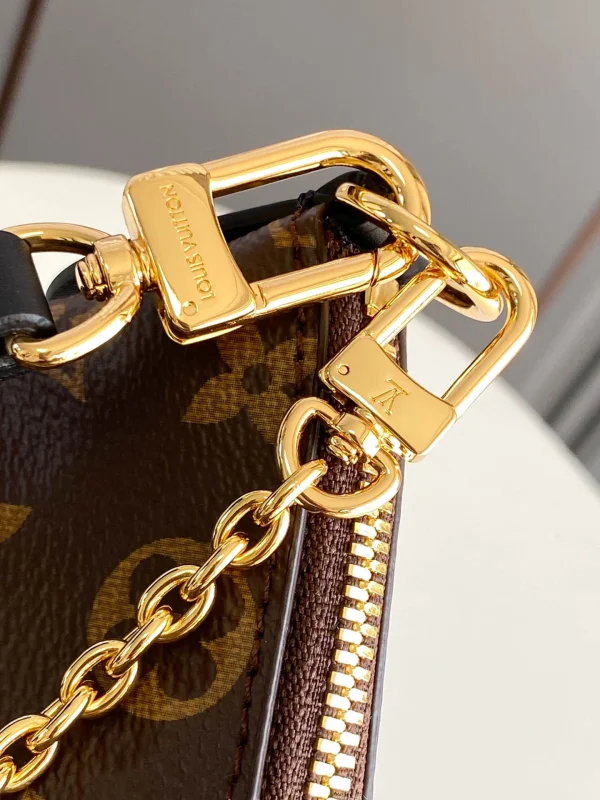 Louis Vuitton Size: 29 x 16 x 9.5 cm