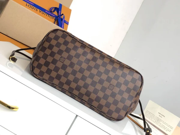 Louis Vuitton Size: 32*29*17cm