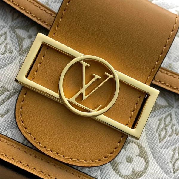 Louis Vuitton Size: 20 x 15 x 9 cm