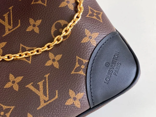 Louis Vuitton Size: 29 x 16 x 9.5 cm