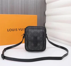 Louis Vuitton Model: 69404 Size: 15x17x8cm