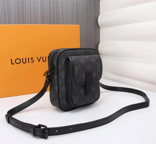 Louis Vuitton Model: 69404 Size: 15x17x8cm