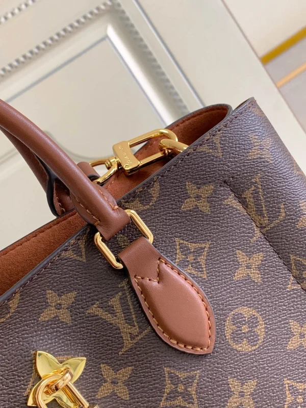 Louis Vuitton Size: 34.0 x 24.0 x 13.0 cm