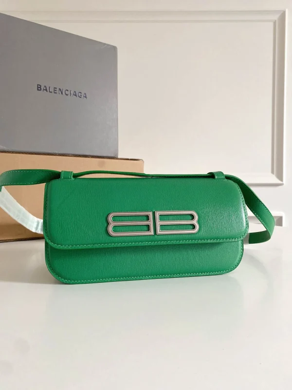 Crossbody Size: 23.5x12.4x10.4cm