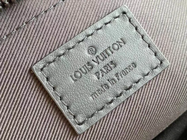 Louis Vuitton Size: 22 x 18 x 8 cm