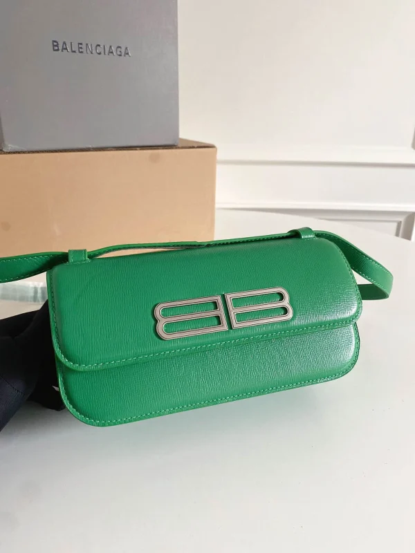 Crossbody Size: 23.5x12.4x10.4cm
