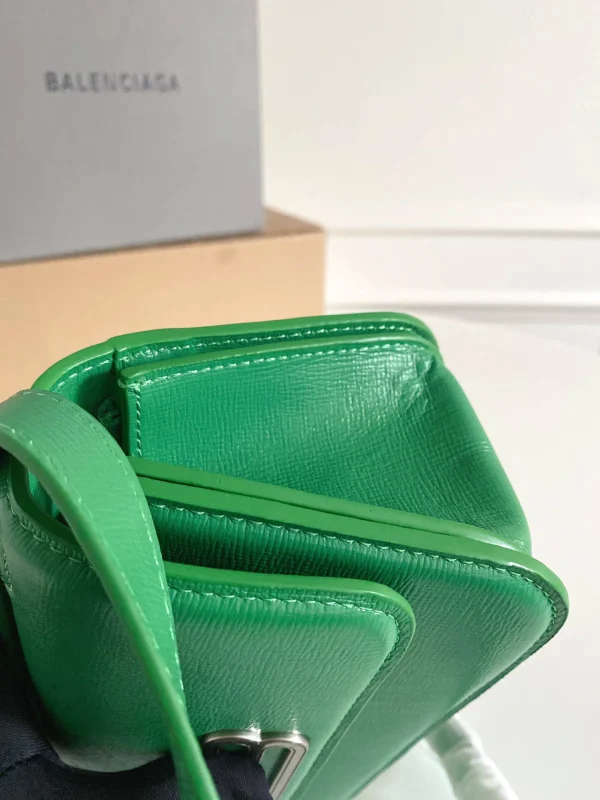 Crossbody Size: 23.5x12.4x10.4cm