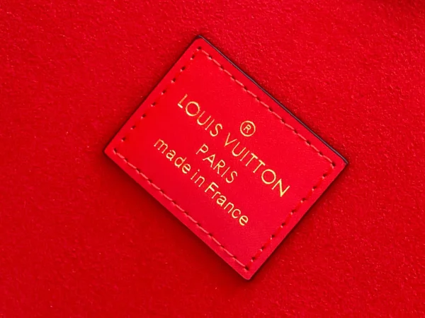 Louis Vuitton Size: 32x29x17cm