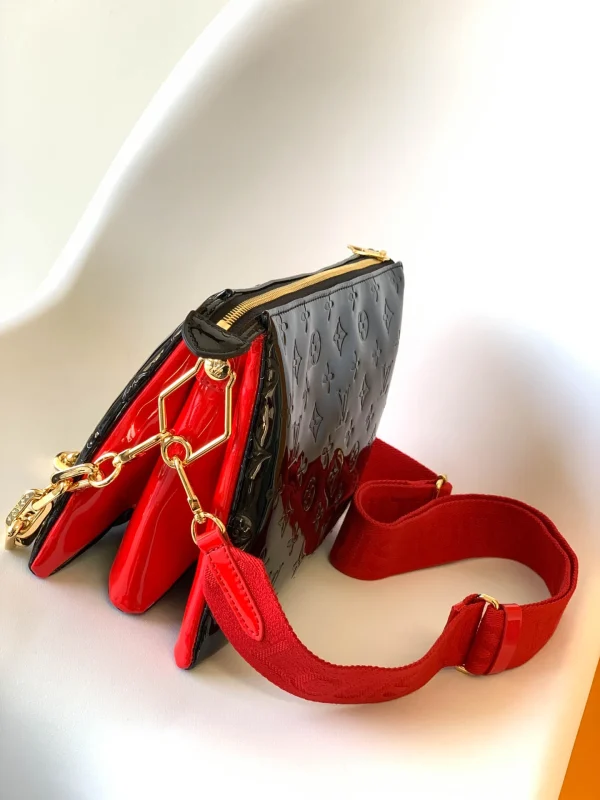 Louis Vuitton Size: 26 x 20 x 12 cm