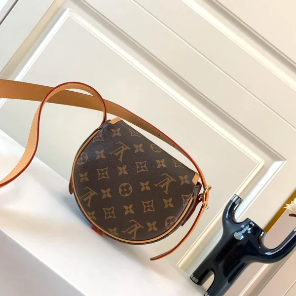 LV Model: M44860 Size 18*15*8cm