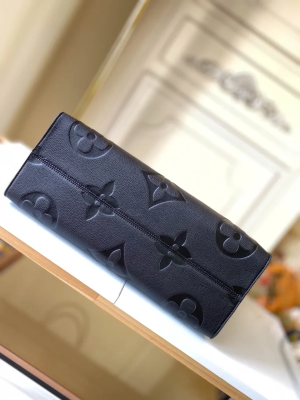 Louis Vuitton Size: 41.0 x 34.0 x 19.0 cm