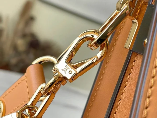 Louis Vuitton Size: 25 x 17 x 10.5 cm