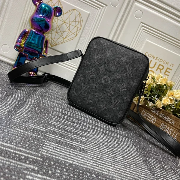 Louis Vuitton size: 15.0 x 17.0 x 8.0cm