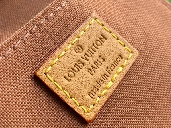 Louis Vuitton Size: 14.0 x 17.0 x 5.0 cm