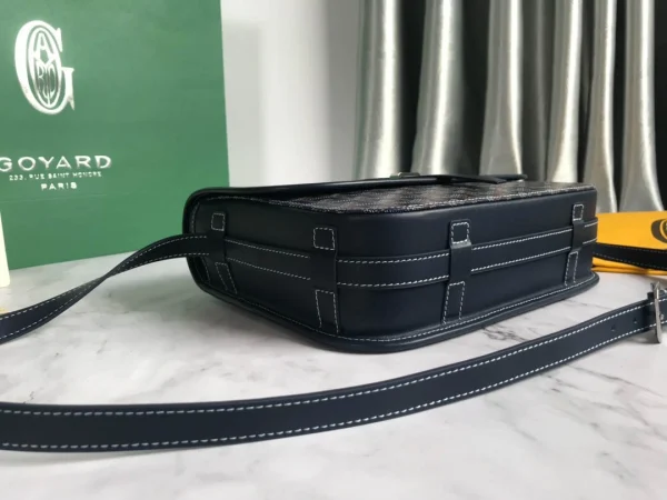 Belvdre Single Strip Messenger Bag Ref: GY020183 Size: Large 28Cm