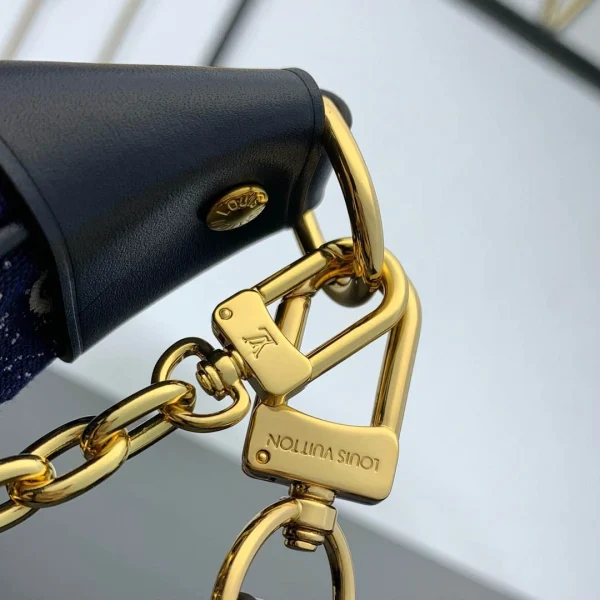 Louis Vuitton Size: 23 x 13 x 6 cm