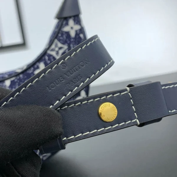 Louis Vuitton Size: 23 x 13 x 6 cm