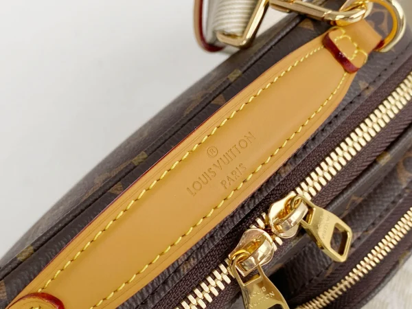 Louis Vuitton Size: 18 x 11 x 10 cm